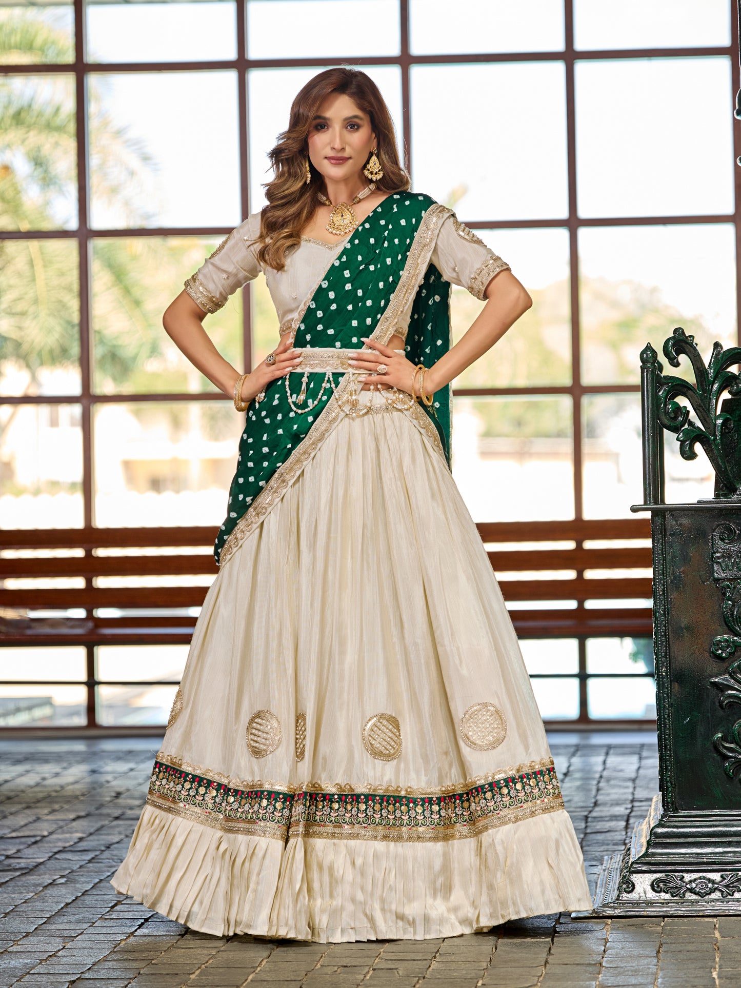 Elfenbeinfarbener Tissue-Lehenga-Set mit smaragdgrünem Bandhani-Dupatta und Zari-Stickerei