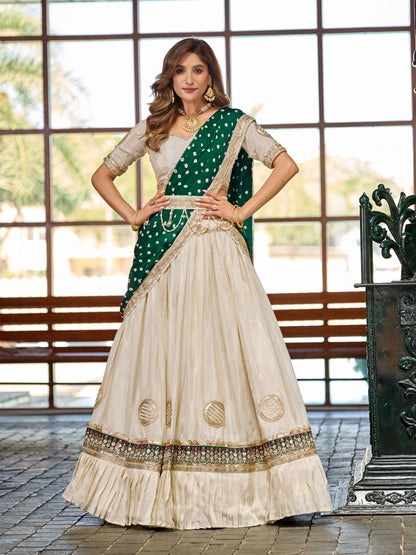 Elfenbeinfarbener Tissue-Lehenga-Set mit smaragdgrünem Bandhani-Dupatta und Zari-Stickerei
