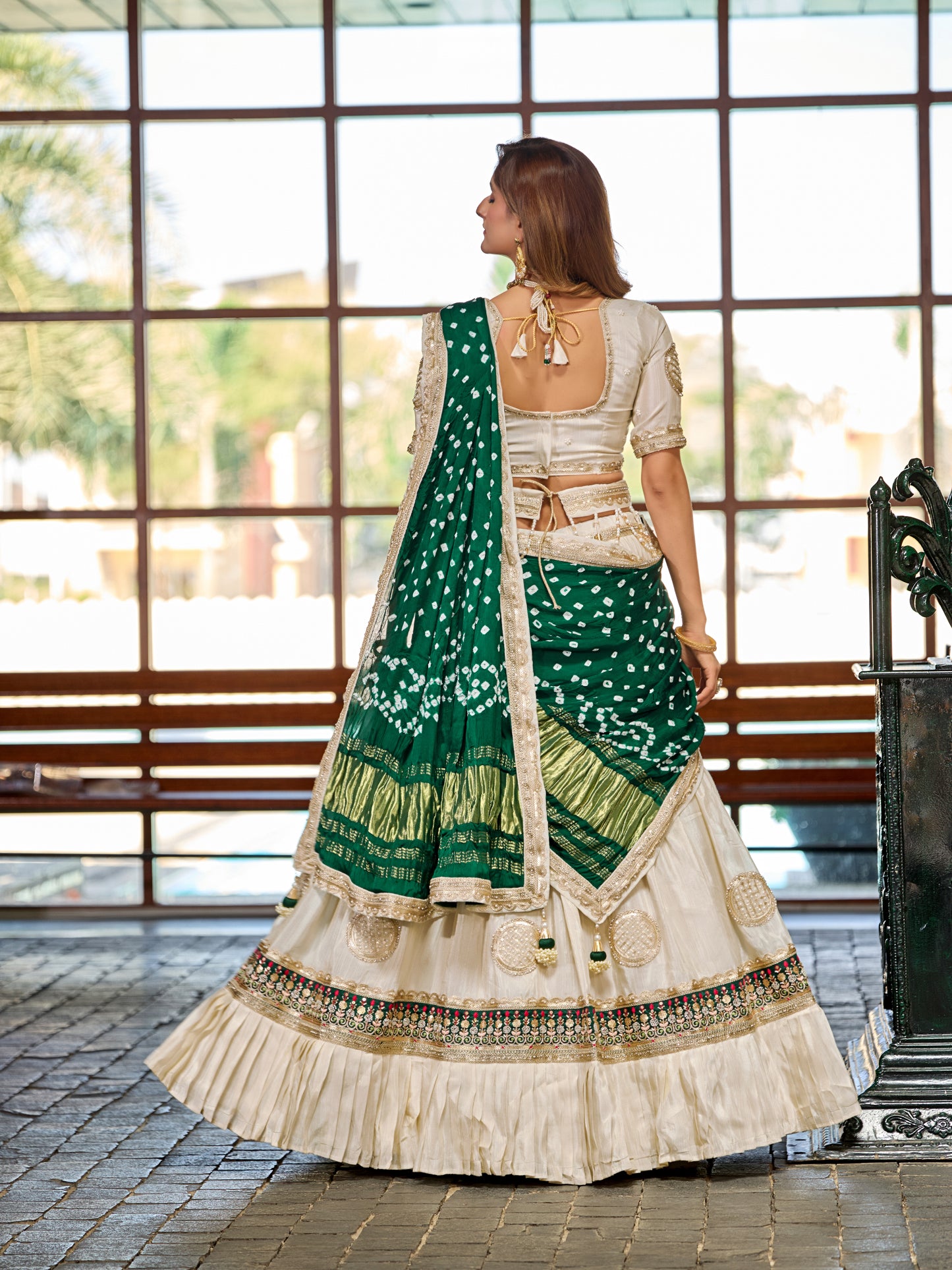 Elfenbeinfarbener Tissue-Lehenga-Set mit smaragdgrünem Bandhani-Dupatta und Zari-Stickerei