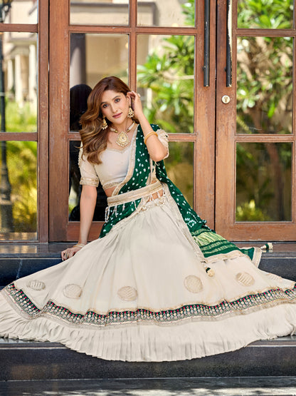 Elfenbeinfarbener Tissue-Lehenga-Set mit smaragdgrünem Bandhani-Dupatta und Zari-Stickerei