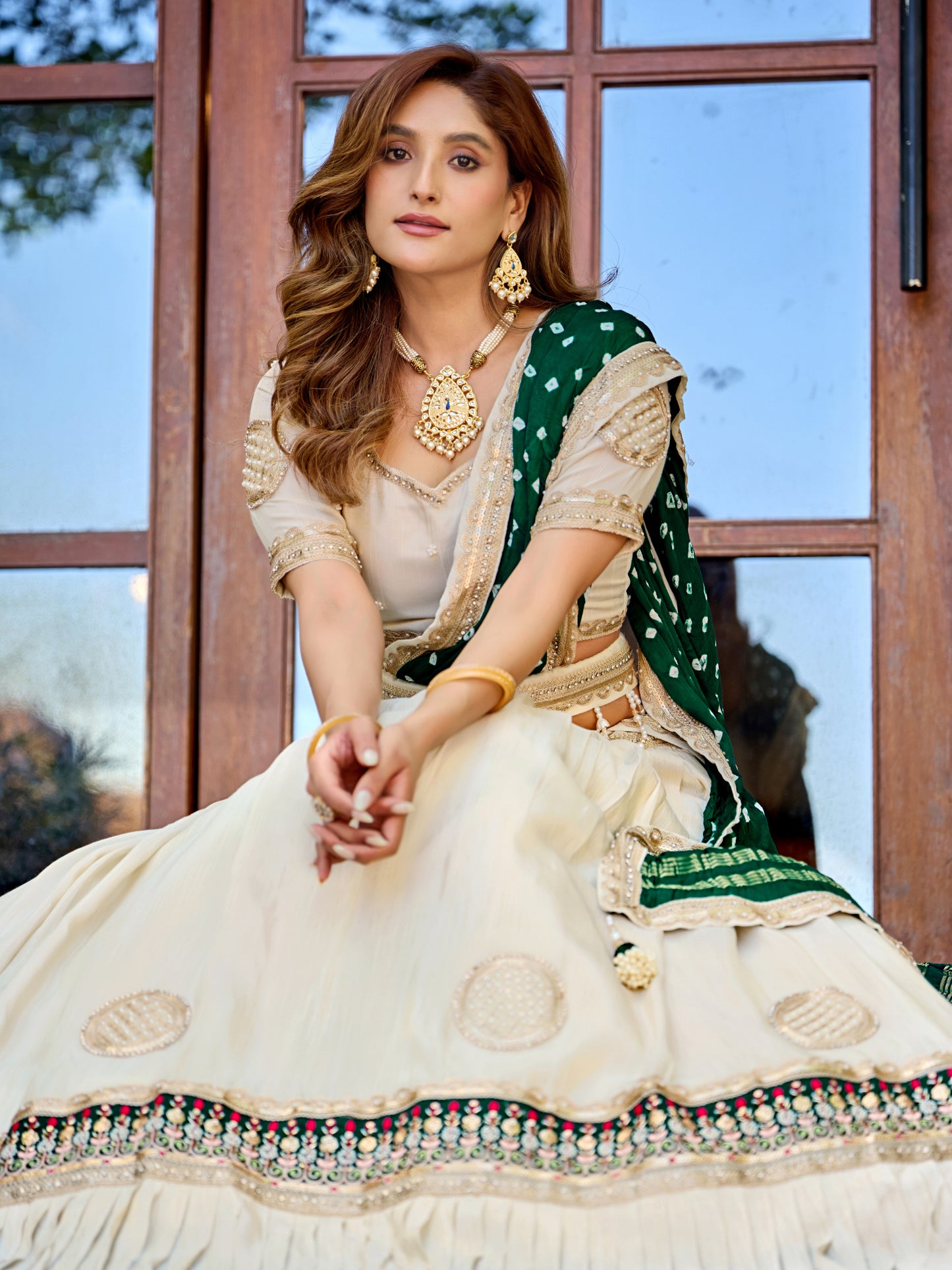 Elfenbeinfarbener Tissue-Lehenga-Set mit smaragdgrünem Bandhani-Dupatta und Zari-Stickerei
