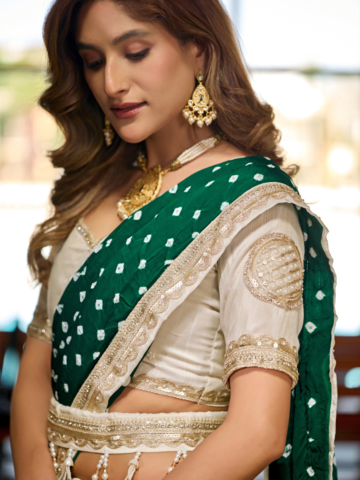 Elfenbeinfarbener Tissue-Lehenga-Set mit smaragdgrünem Bandhani-Dupatta und Zari-Stickerei