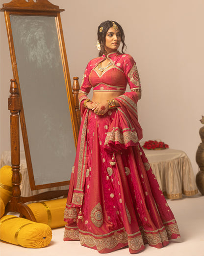 Rani self lehenga with bold pallu Duppata